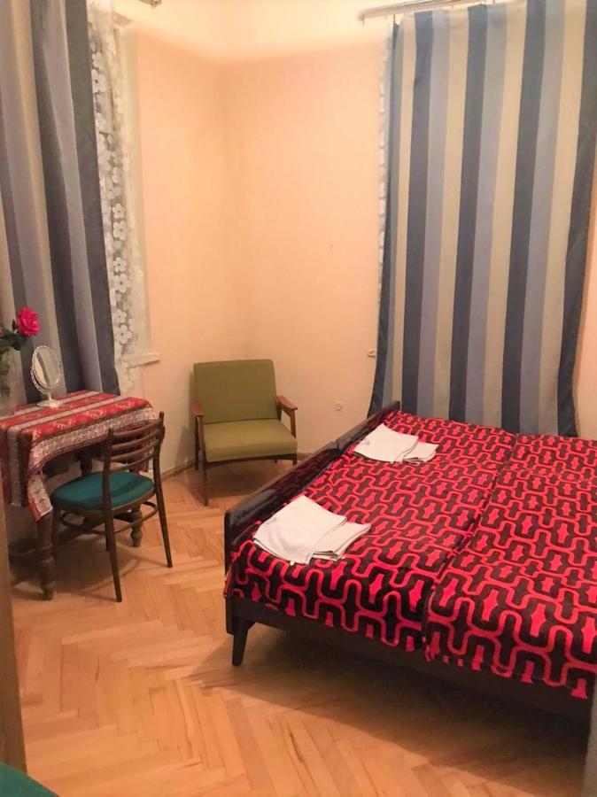 Ambrosador Guest House Ambrolauri Bagian luar foto