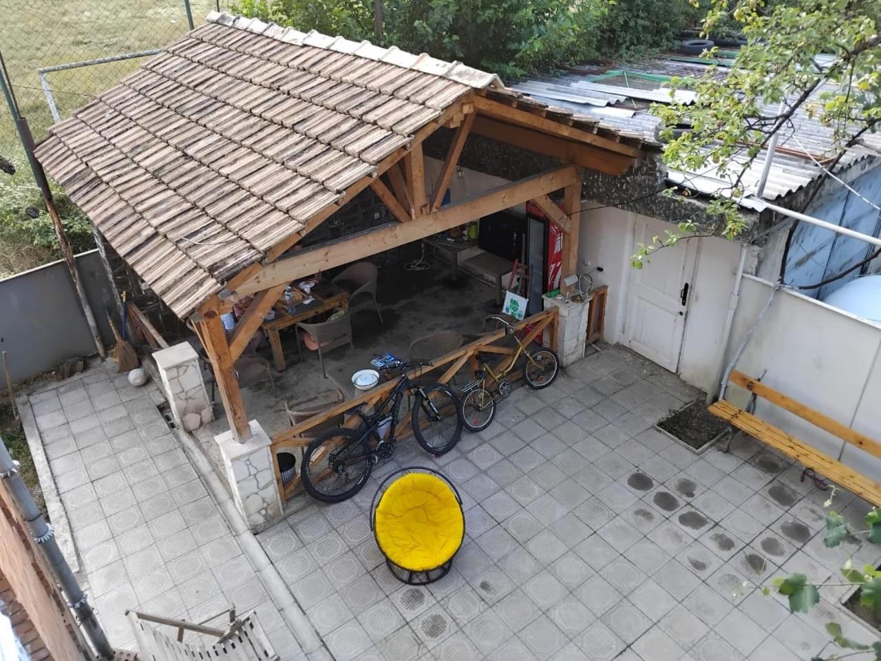 Ambrosador Guest House Ambrolauri Bagian luar foto