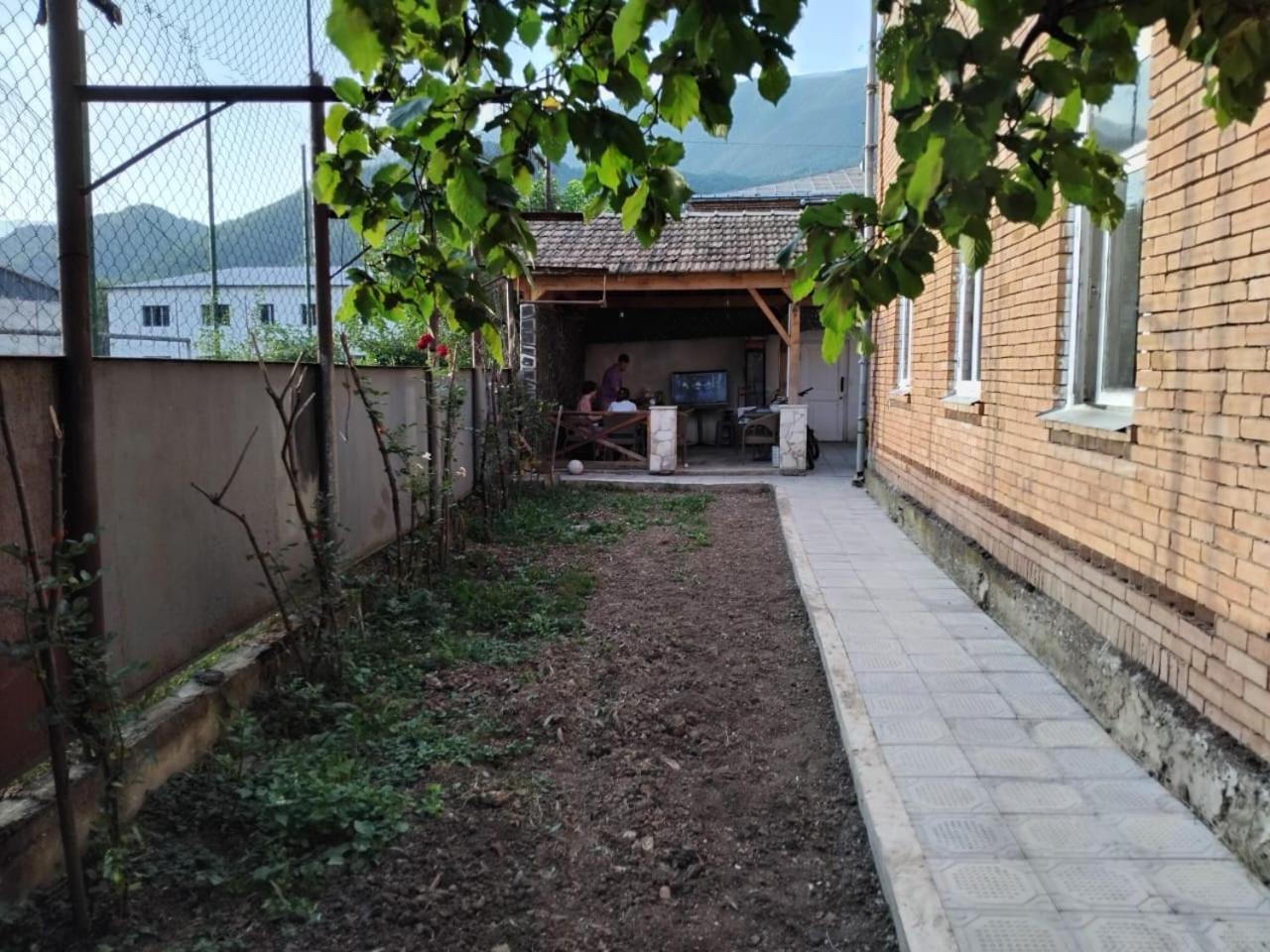 Ambrosador Guest House Ambrolauri Bagian luar foto
