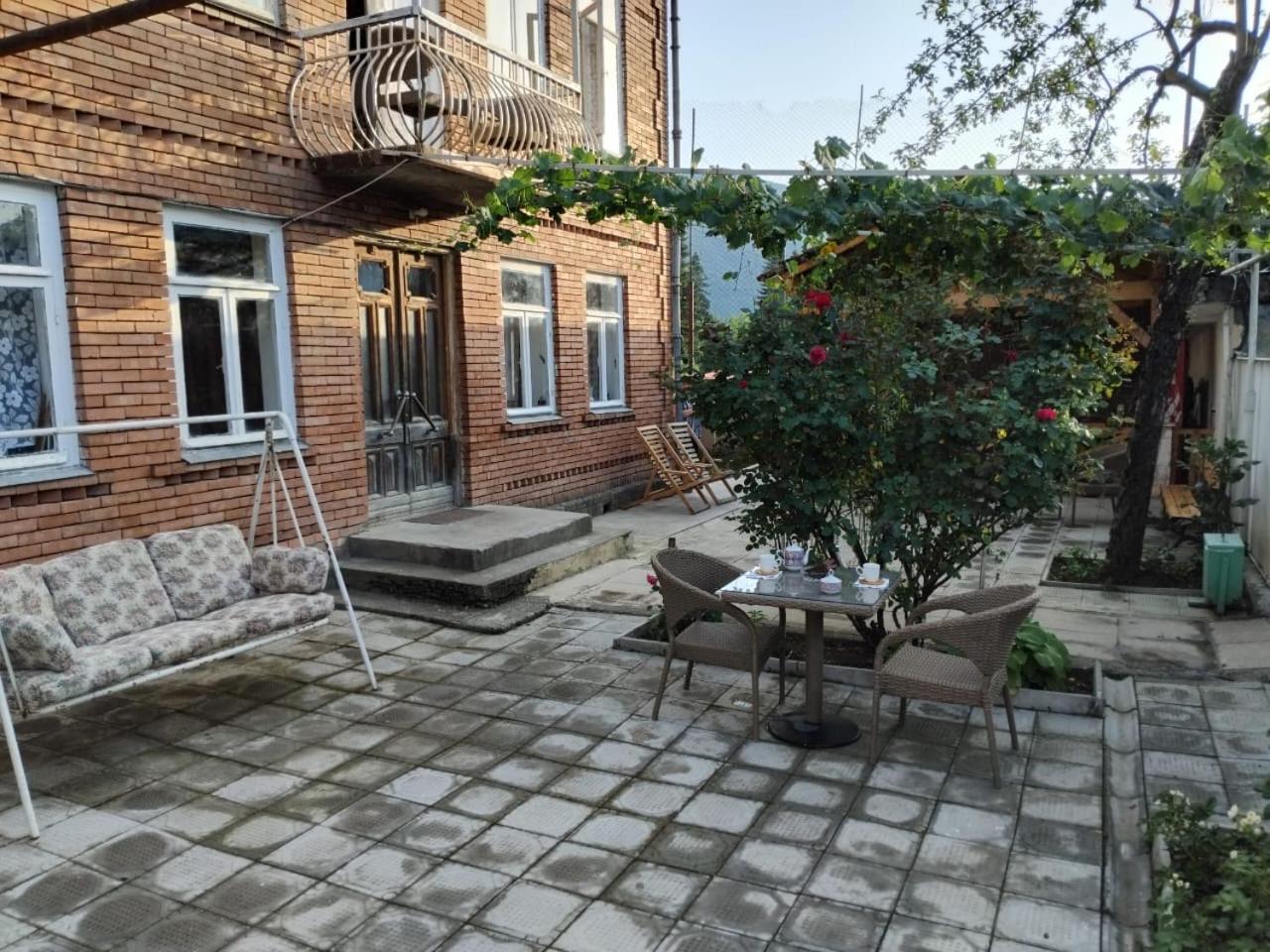 Ambrosador Guest House Ambrolauri Bagian luar foto