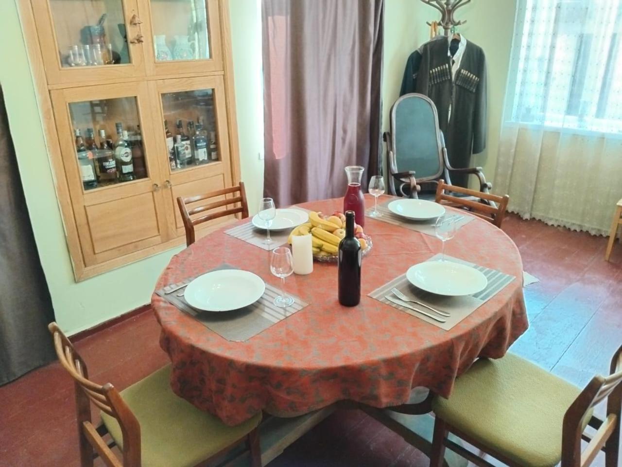 Ambrosador Guest House Ambrolauri Bagian luar foto