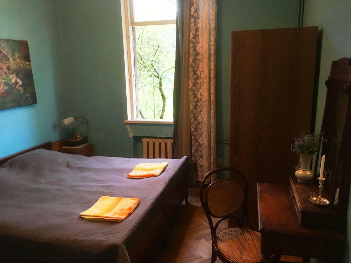 Ambrosador Guest House Ambrolauri Bagian luar foto