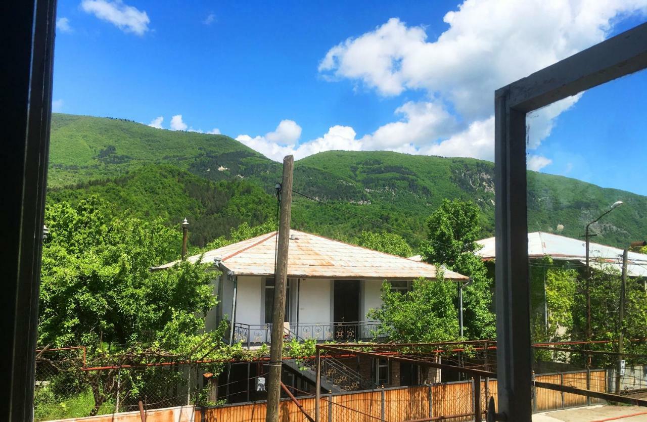 Ambrosador Guest House Ambrolauri Bagian luar foto